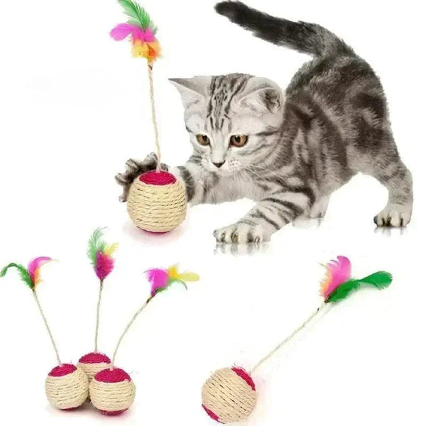 Chaton tigré jouant avec une balle à gratter en sisal avec plume, parfait pour l'entretien des griffes