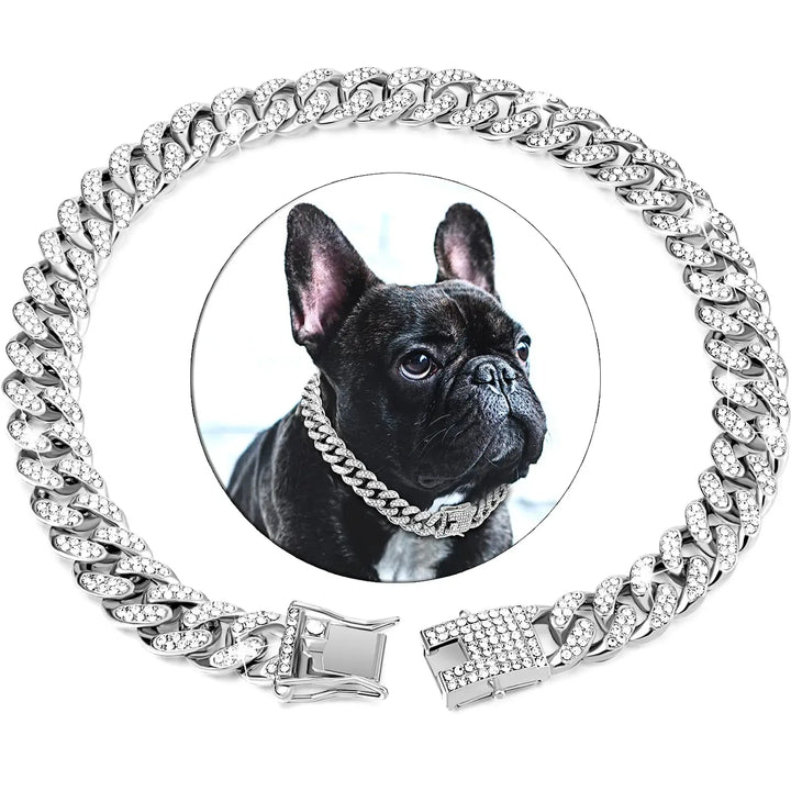 Bulldog portant un collier bijou couleur argent - Élégance et luxe