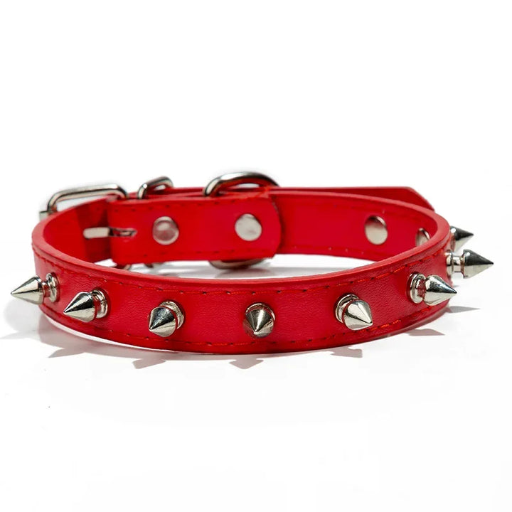 Collier clouté en cuir rouge pour chien, disponible en diverses tailles