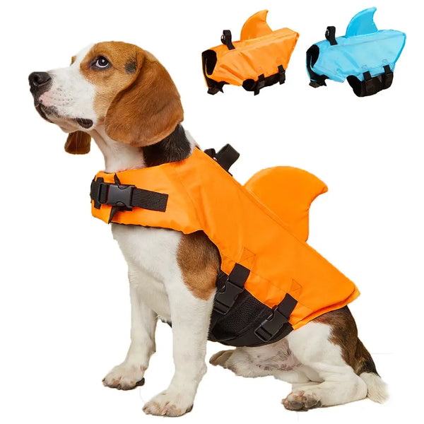 Chien portant un gilet de sauvetage en forme de requin orange pour sécurité et style en eau