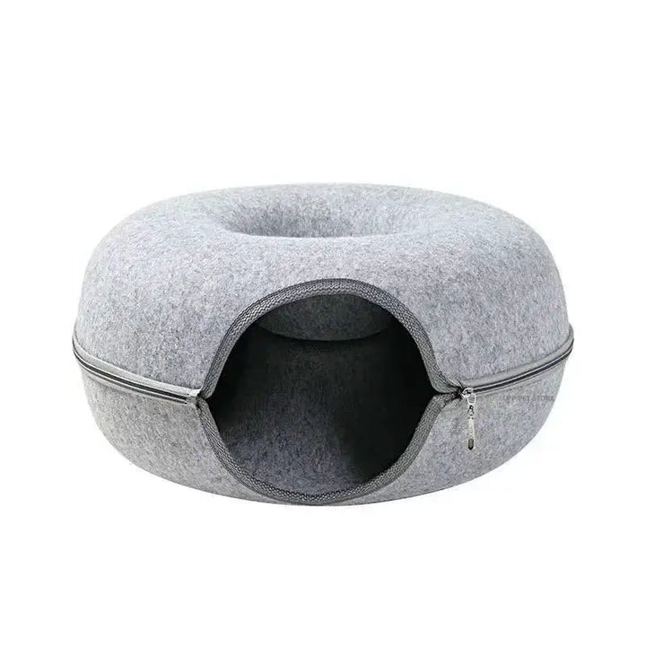 Lit tunnel pour chat en feutre gris clair, combinant confort et style pour l'espace de repos de votre chat