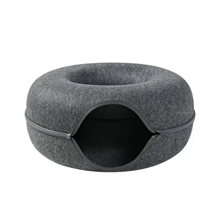 Lit tunnel pour chat en feutre gris foncé, combinant confort et style pour l'espace de repos de votre chat