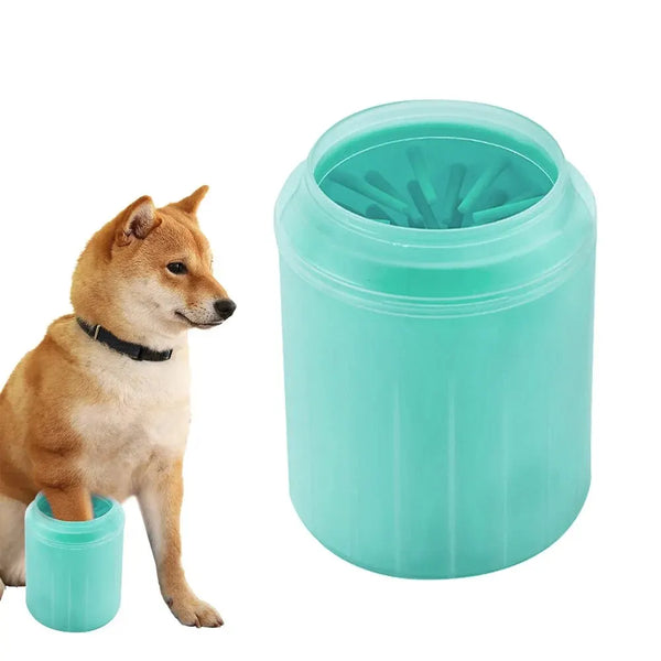 Shiba utilisant un nettoyeur de pattes pour chiens vert, pratique et efficace