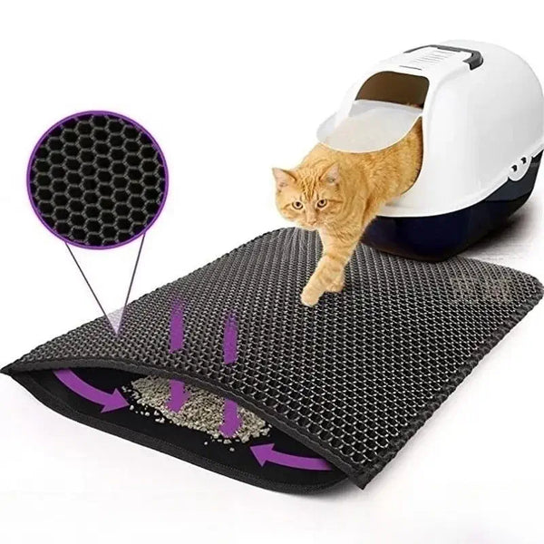 Chat beige sur tapis de litière anti-dérapant et imperméable